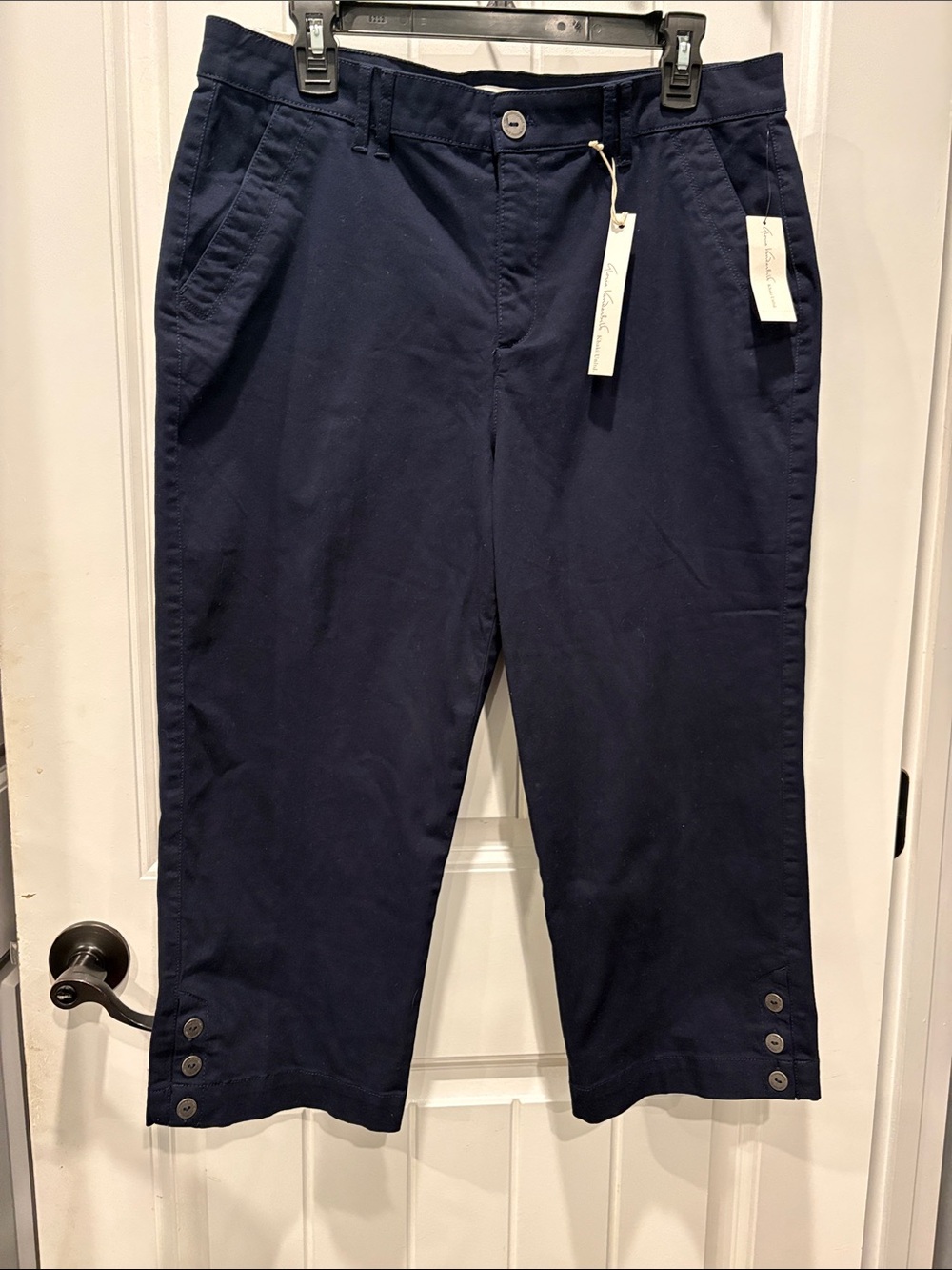 Gloria Vanderbilt size 12 Woman’s Navy Cropped Button-Hem Pants